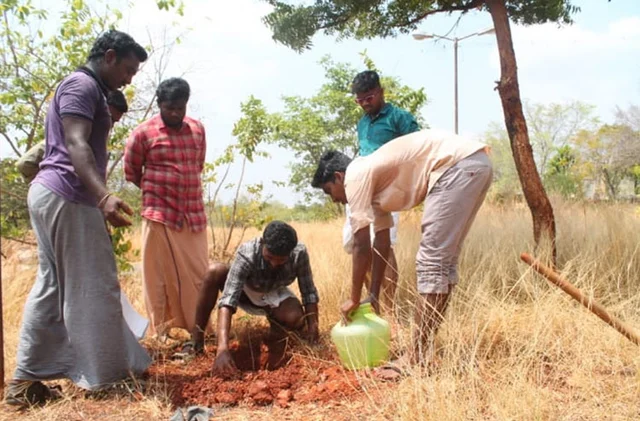 வீரர்கள் நினைவாக மரக்கன்றுகள் - அனைவரையும் நெகிழச்செய்த அரசு இசைக்கல்லூரி மாணவர்கள்!