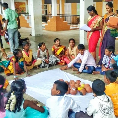 `தானே புயல் கஷ்டம் எங்களுக்குத் தெரியும்’ - கஜா புயலுக்கு உதவிய கடலூர் மாணவர்கள்!