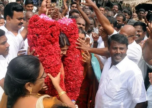 தூத்துக்குடியில் கிராமத்தை தத்தெடுத்த கனிமொழி!