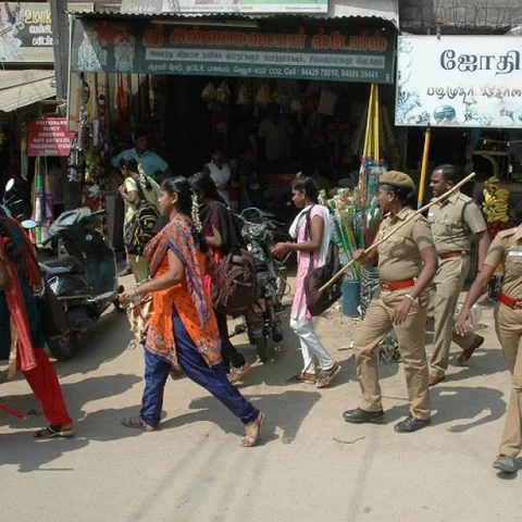 `அனைவருக்காகவும்தான் போராட்டம் நடத்துகிறோம்' - போலீஸ் தடியடியால் கொந்தளித்த மாணவி