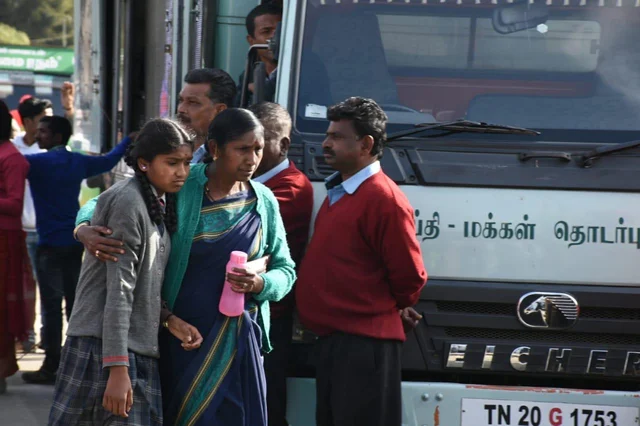ஆளுநருக்காக தூவப்பட்ட குப்பைகள்? - ஊட்டியில் தூய்மை இந்தியா உறுதிமொழி நிகழ்ச்சி!