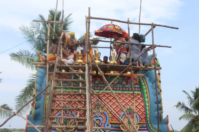 திருவாரூர் சரஸ்வதி கோயிலில் கும்பாபிஷேகம்..! ஆயிரக்கணக்கான பக்தர்கள் கண்டுகளிப்பு