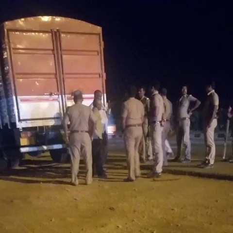 `ஆம்பூர் அருகே ரூ.80 கோடியுடன் நடுரோட்டில் நின்ற கண்டெய்னர் லாரி!’ - துப்பாக்கி ஏந்திய போலீஸ் பாதுகாப்பு