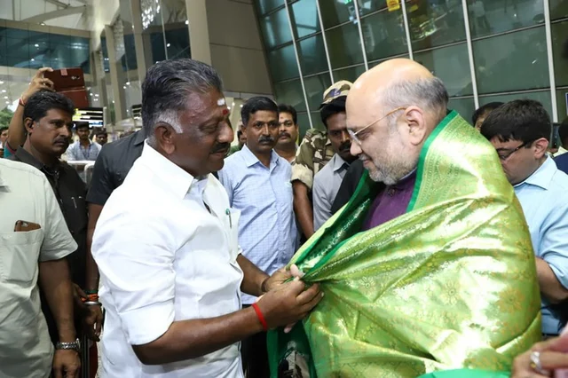 `என்ன ஐடியா பண்ணினாங்க வாரணாசியில!'- ஓ.பி.எஸ் மீது சந்தேகப்படும் சி.ஆர்.சரஸ்வதி