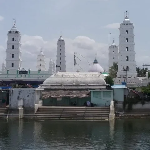 மொட்டை அடிப்பதில் முறைகேடா? நாகூர் தர்காமீது அதிர்ச்சி புகார்