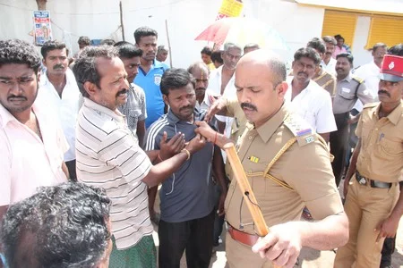மாணவி தற்கொலை: விரிவுரையாளரை கைது செய்யக் கோரி உறவினர்கள் மறியல் (படங்கள்)