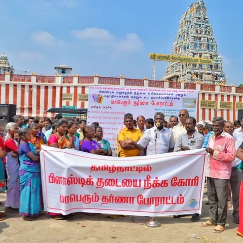 `கார்ப்பரேட் நிறுவனங்களின் பிளாஸ்டிக் கவர்களுக்கு மட்டும் அனுமதியா?’ - கொதிக்கும் தொழிலாளர்கள்