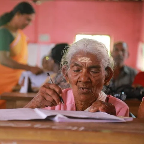 96 வயதில் 98 சதவிகித மார்க் - யார் இந்தக் கார்த்தியானி அம்மா?