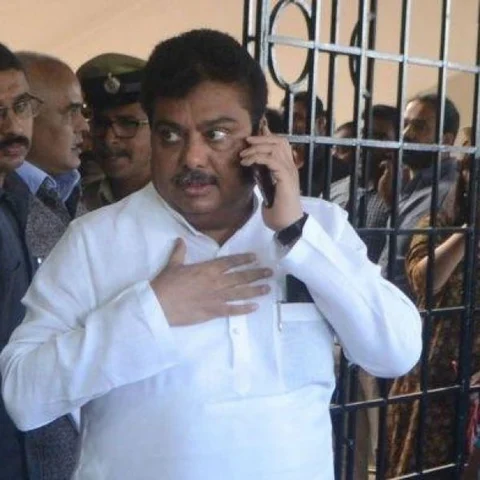 `வரிசையில் நில்லுங்கள்' - உள்துறை அமைச்சரை அதிரவைத்த கல்லூரி மாணவி!