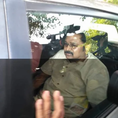 தினகரன் கோஷ்டி எம்எல்ஏ-க்கள் கவர்னரைச் சந்திக்க திடீர் முடிவு!