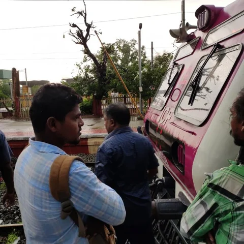 `சூறைக்காற்றுடன் மழை; திடீரென கேட்ட வெடிச் சத்தம்!' - திருவள்ளூர் மின்சார ரயில் பயணிகள் அதிர்ச்சி