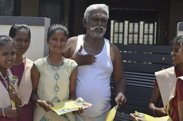தாம் படித்த பள்ளியின் சேர்க்கைக்காக வீடு வீடாக நோட்டீஸ் கொடுக்கும் பள்ளி மாணவ மாணவிகள்..!