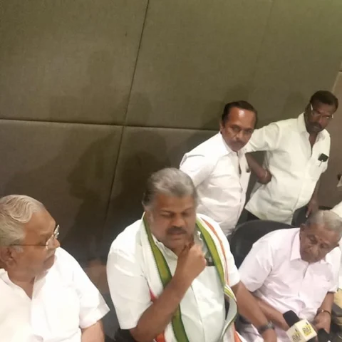 ``தமிழகத்துக்கு பல திட்டங்களை வாதாடி, போராடித் தந்தவர் தம்பிதுரை!" - ஜி.கே.வாசன் புகழாரம்!