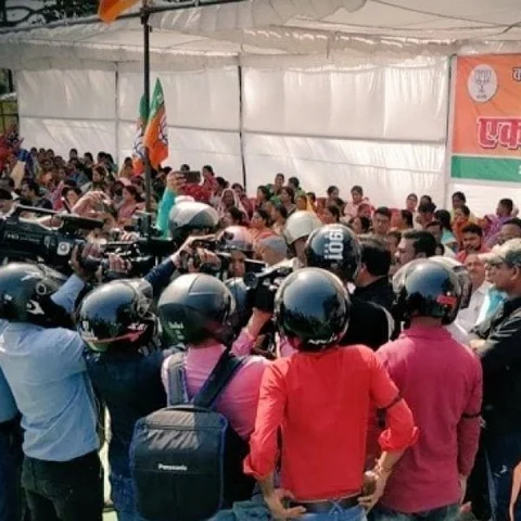 `மறைமுகமாகக் கருத்து சொல்கிறோம்’- ஹெல்மெட்டுடன் பா.ஜ.க தலைவர்களைச் சந்தித்த பத்திரிகையாளர்கள்