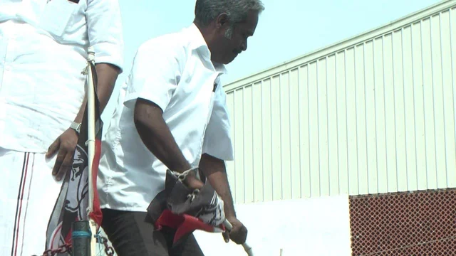 யார் கொடி பறப்பது ?- எம்.ஜி.ஆர் பிறந்தநாளில் அ.தி.மு.க - அ.ம.மு.க களேபரம்