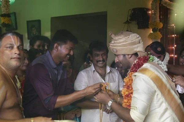 டி.வி. தொகுப்பாளியை மணந்தார் நடிகர் சாந்தனு: தாலி எடுத்து கொடுத்த விஜய்!