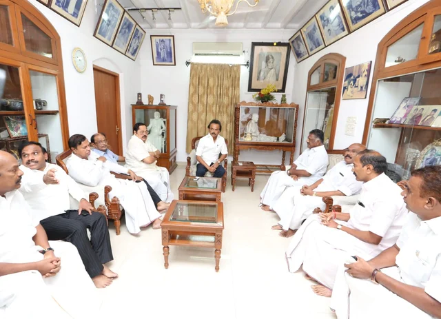 தொண்டர்கள் வருகை அதிகரிப்பு - கோபாலபுரத்திலிருந்து புறப்பட்டுச் சென்ற ஸ்டாலின்!