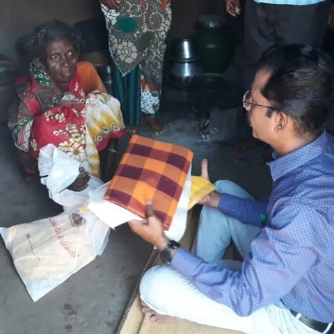 `நீ மகனா கிடச்சதே போதும்... சீலையெல்லாம் வேண்டாம்!' - கரூர் கலெக்டரை கலங்க வைத்த ராக்கம்மாள் பாட்டி