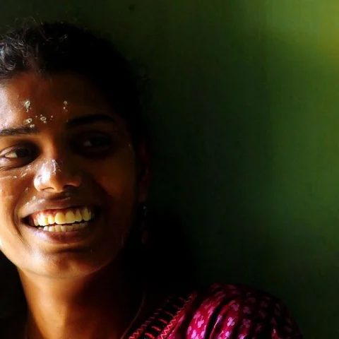 "ட்ரம்ப்... மோடி... இடஒதுக்கீடு... துண்டுச்சதை!" - வலிகளுக்குத் தீர்வு சொல்லும் திருநங்கையின் புத்தகம்!