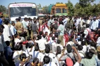 சப்-இன்ஸ்பெக்டர் அடித்ததால் 2 பேர் காயம்: பொதுமக்கள் சாலை மறியல்!