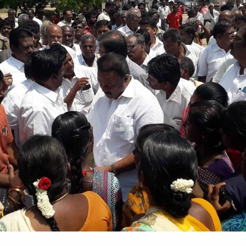 `இத தான் நாங்க பயன்படுத்துகிறோம்' - திண்டுக்கல் சீனிவாசனை கலங்க வைத்த பெண்மணி!