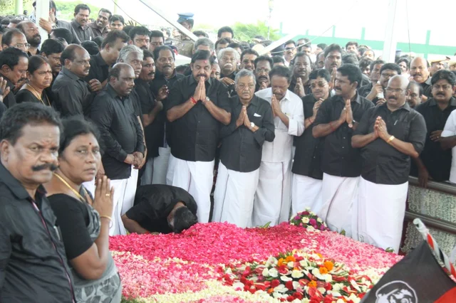 ஜெ. சமாதியில் கறுப்புச் சட்டை அணிந்து கண்ணீர் விட்ட முதல்வர், துணைமுதல்வர்!