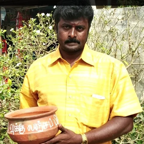 ஓட்டுநர் உரிமத்துக்கு லஞ்சம் - மண்சட்டியோடு பிச்சை எடுத்து நூதன போராட்டம் நடத்திய இளைஞர்!