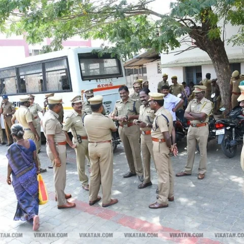 `பணியின்போது செல்போனுக்கு தடை' - டிஜிபி உத்தரவால் குமுறும் போலீஸார்!