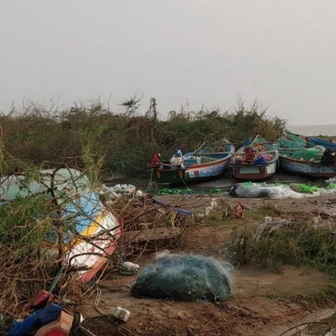 `4 மணி நேரம் மட்டுமே தூக்கம்' - கஜா மீட்புப் பணிகள் குறித்து எம்.எல்.ஏ உருக்கம்