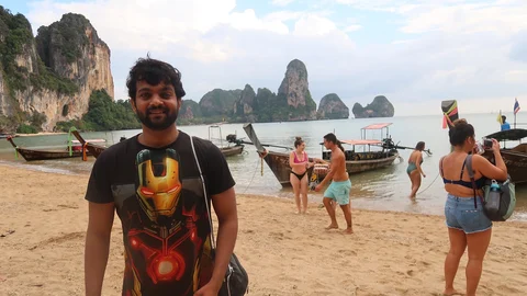 சுற்றுலா வழிகாட்டியாக பவித்ரன்