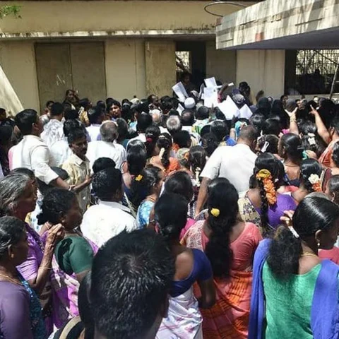‘ரூ.2 ஆயிரம் சிறப்பு நிதிக்கு மனு வாங்க மறுப்பு!’ - ஏழைத் தொழிலாளர்களைக் கலங்கடித்த அதிகாரிகள்