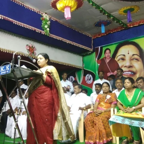`ஜெயலலிதா முகத்தைக்கூட மக்கள் மறந்துவிட வேண்டும் என நினைக்கிறார்கள்!’ - ஜெ.தீபா தாக்கு