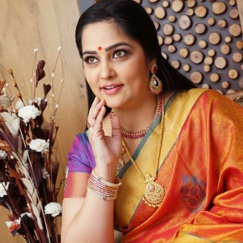 "விஜயகாந்த் சார் என்னைத் தூக்கி சுத்தும்போது பயந்துட்டேன்!" நடிகை மீனா குமாரி
