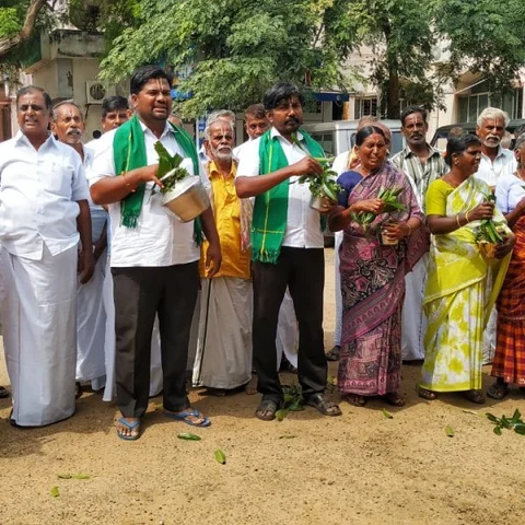 `கோயில் நிலத்தை மீட்டுத்தாருங்கள்!'- தூத்துக்குடியில் தீர்த்தம் தெளிக்கும் நூதனப் போராட்டம்