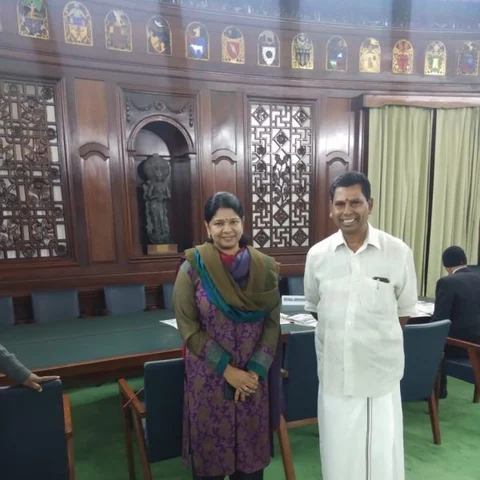 டெல்லியில் கனிமொழியை திடீரென சந்தித்த அ.தி.மு.க நிர்வாகிகள்! - என்ன காரணம்?