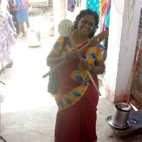 ``நாளைக்கு சாப்பாடு போடமாட்டீங்களானு கேட்டாங்க!’’ - டெல்டா மக்களின் பசியாற்றும் தேன்மொழி