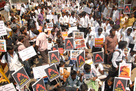 ஆளுநர் மாளிகை, இலங்கை தூதரகம், விமான நிலையம் முற்றுகை: 1000 மாணவர்கள் கைது (படங்கள் )