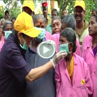 புதுச்சேரியை வியக்கவைக்கும் கிரண்பேடி..! துப்புரவாளர்களுடன் கைகோத்தார் (வீடியோ)