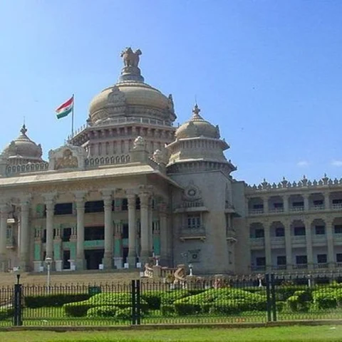 கர்நாடகா தேர்தல் கருத்துக் கணிப்பு ; காங்கிரஸ் கழுத்தைப் பிடிக்கிறது பாரதிய ஜனதா!