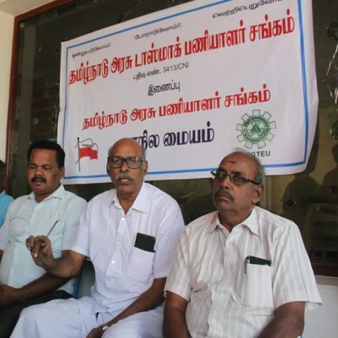 டாஸ்மாக் வருமானத்தை வாகனங்களில் வசூலிக்க வேண்டும்- ஊழியர்கள் கோரிக்கை