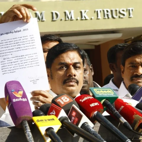 `ஒரு தொகுதி கொடுத்தால் 2 தொகுதிகளில் ஆபத்து!' - பாரிவேந்தர் வருகையால் உதறும் உடன்பிறப்புகள்