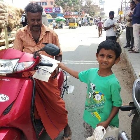 பிளாஸ்டிக்குக்கு மாற்றாகத் துணிப்பை - விழிப்புஉணர்வுப் பணியில் கோவைச் சிறுவர்கள்