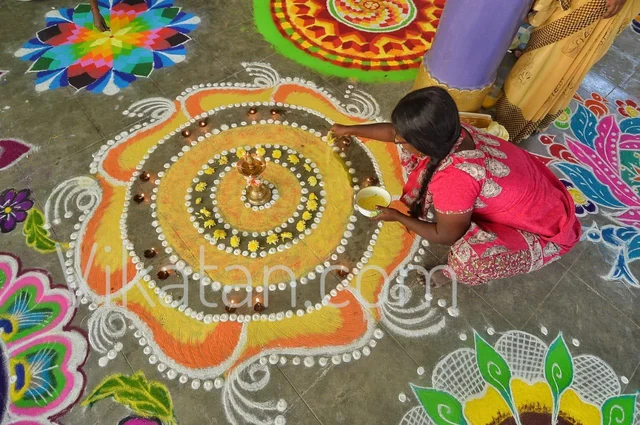 `பிளாஸ்டிக் என்பது அழகானது; விட்டு எறிந்தால் விஷமாவது!’ - கோலப்போட்டியில் அசத்திய விருதுநகர் பெண்கள்
