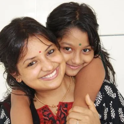 'என் மகளுக்கு என்னை விட ஸ்வீட் வாய்ஸ்!’ - சிம்ரன், ஜோதிகா குரல் புகழ் சவீதா