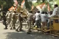 பா.ஜ. அலுவலகம் முன்பாக இளைஞர் காங்கிரஸார் ஆர்ப்பாட்டம்; கண்ணீர்ப்புகை குண்டு வீச்சு!