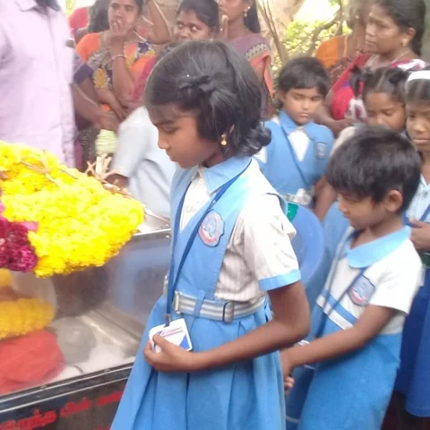 `அங்கிள் நாங்க வந்திருக்கோம், கண் திறந்து பாருங்க!'- ஆட்டோ டிரைவரின் உடலைப் பார்த்துக் கதறிய குழந்தைகள்