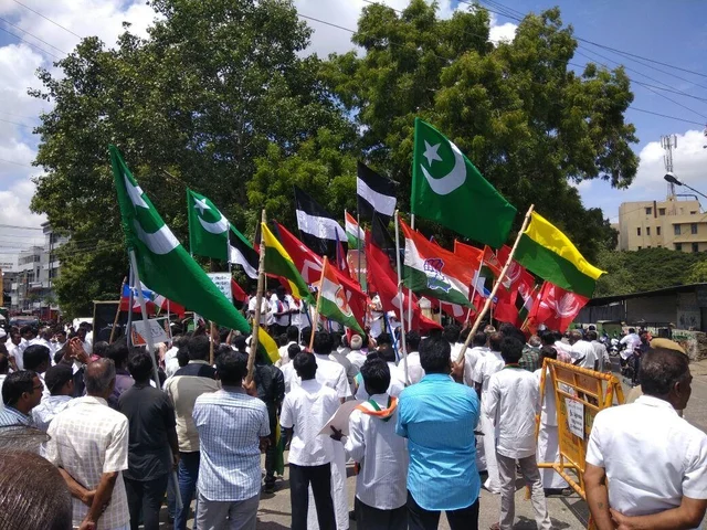 நீட் தேர்வுக்கு எதிராக ஒன்றிணைந்த அரசியல் கட்சிகள் - திருப்பூரில் ஆர்ப்பாட்டம்..!
