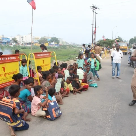 ‘அமைச்சர்கள் வருவதால் அகற்றப்படுகிறோம்..!’ - சாலையோரம் வசிக்கும் மக்களின் குமுறல்