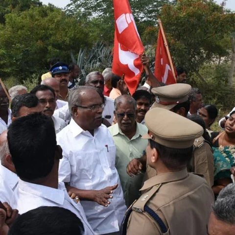 தடுத்து நிறுத்திய காவல்துறையினர்..! - போராட்டக் களத்துக்கு ஊர்வலமாகச் சென்ற கம்யூனிஸ்ட்கள்