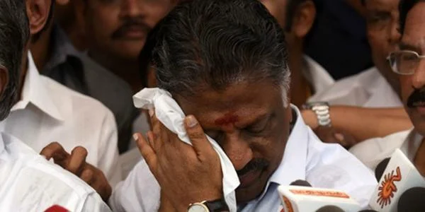 புல்லட் பாம், பென்சில், பாம்பு மாத்திரை - அரசியல்வாதிகளுக்குப் பொருந்தும் பட்டாசுகள்!